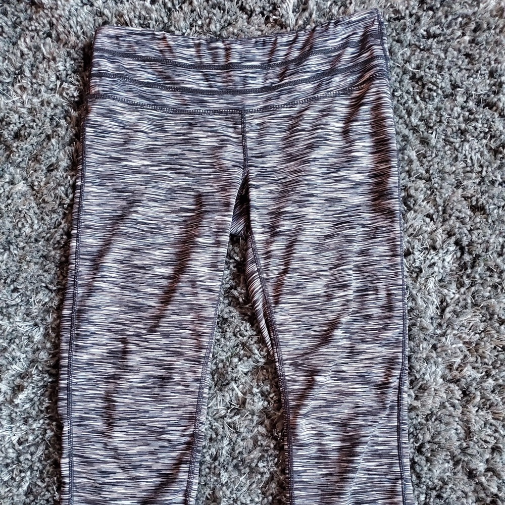 GREY PATTERNED CAPRIS